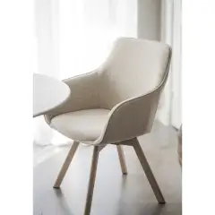 Rowico Alison käsinojallinen tuoli vaalean beige kangas